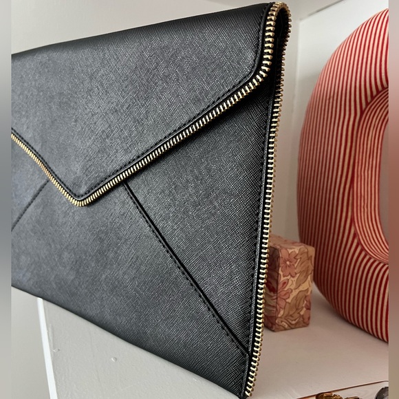 REBECCA MINKOFF WOMEN’S ZIPPER LEATHER ENVELOPE LEO CLUTCH PURSE BLACK - Picture 2 of 7